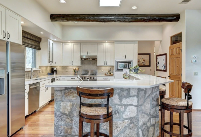 Kitchen & Bar